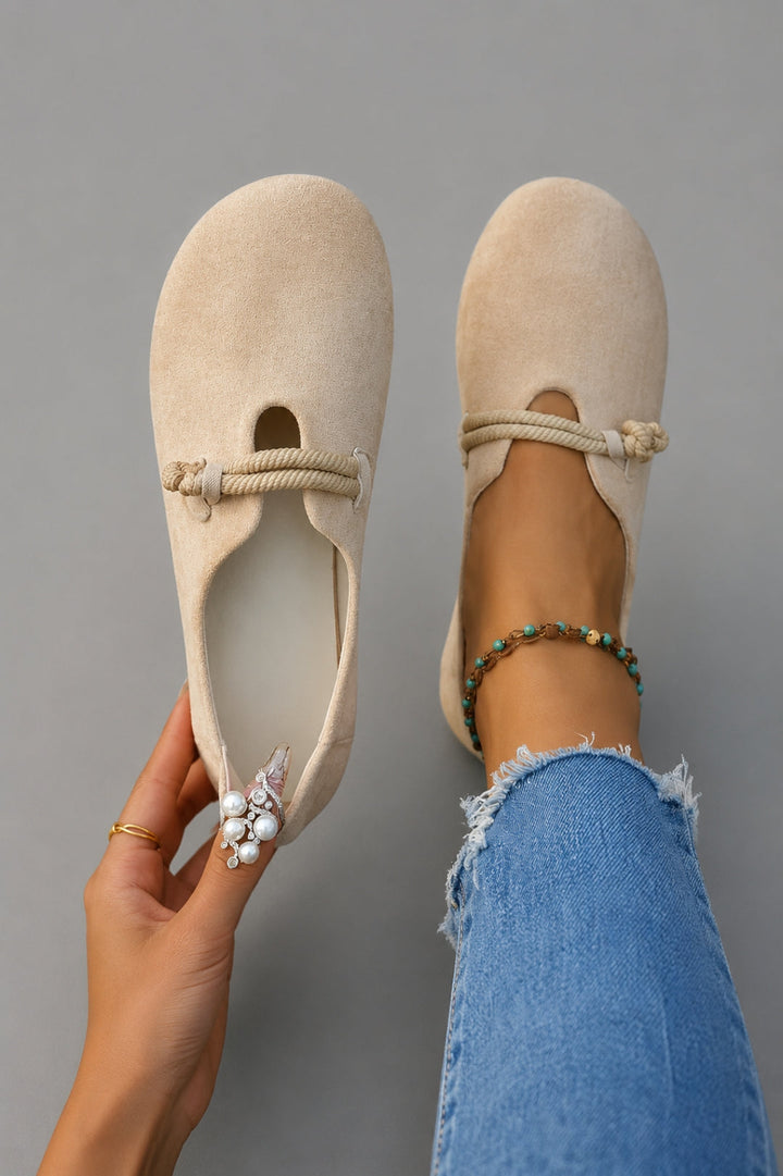 Flat women's sandals with a comfortable fit | Elastic strap, closed toe, soft finish